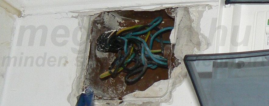 Kötődoboz tetőjének az eltávolítása után rögtön lehetett látni, hogy a régi vezetékek nem lettek kicserélve a lakásban.