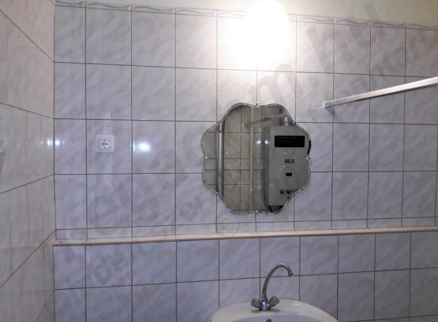 A fürdőszobában az eredeti lámpa lett visszaszerelve.